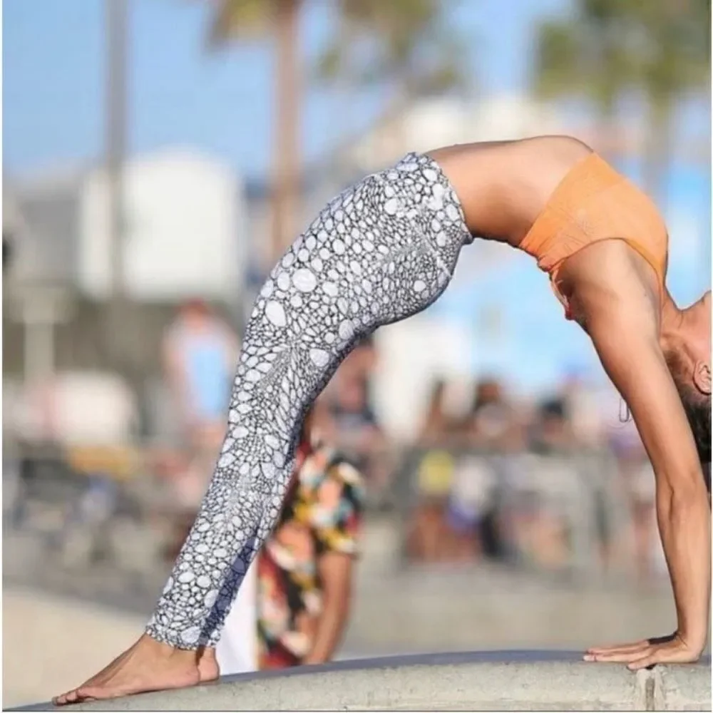 Alo Yoga Airbrushed Leggings Iguana White Performance Gym‎ Yoga Women Small